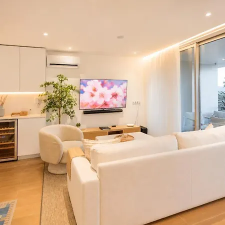 Апартаменты Ocean View Modern Retreat With Pool & Sunset Views Сан-Мартинью-ду-Порту