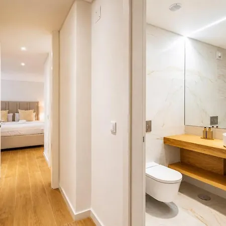 Апартаменты Ocean View Modern Retreat With Pool & Sunset Views Сан-Мартинью-ду-Порту