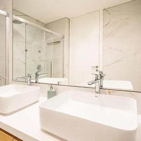 Ocean View Modern Retreat With Pool & Sunset Views Апартаменты Сан-Мартинью-ду-Порту